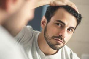Perte de cheveux : causes et moyens de traitement