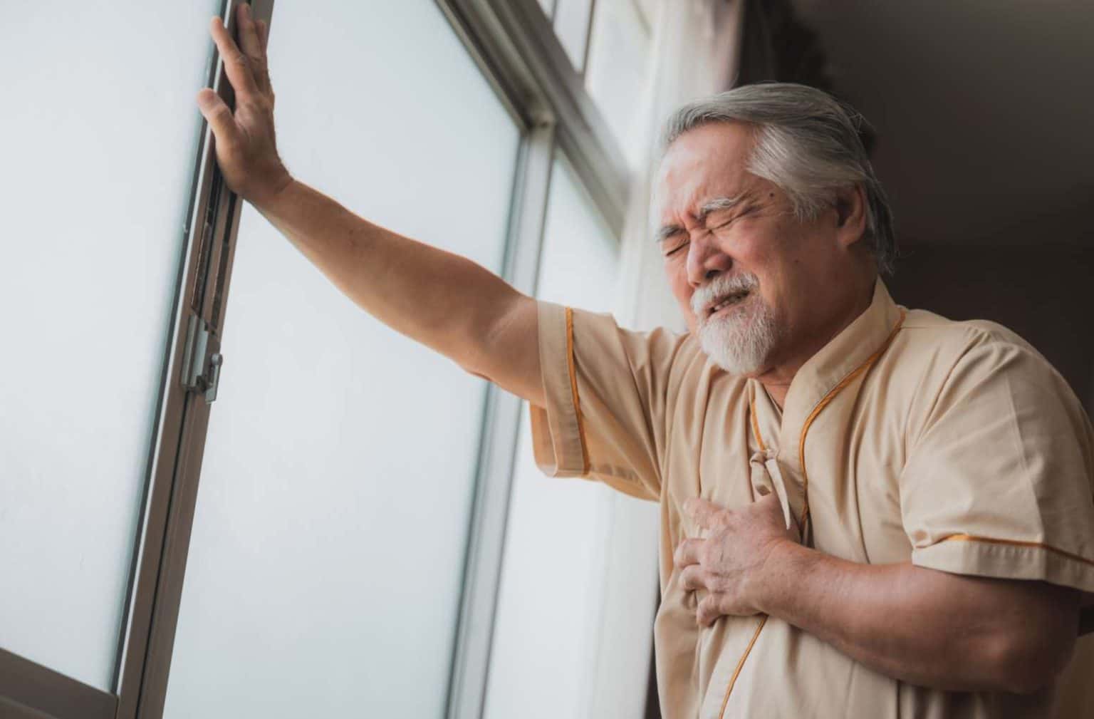 Douleurs à la poitrine : causes et traitements