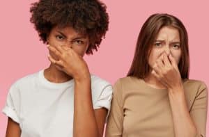 Mauvaises odeurs des cheveux : utilisez cette astuce secrète