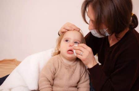 Rhume de bébé : quels traitements préconiser ?