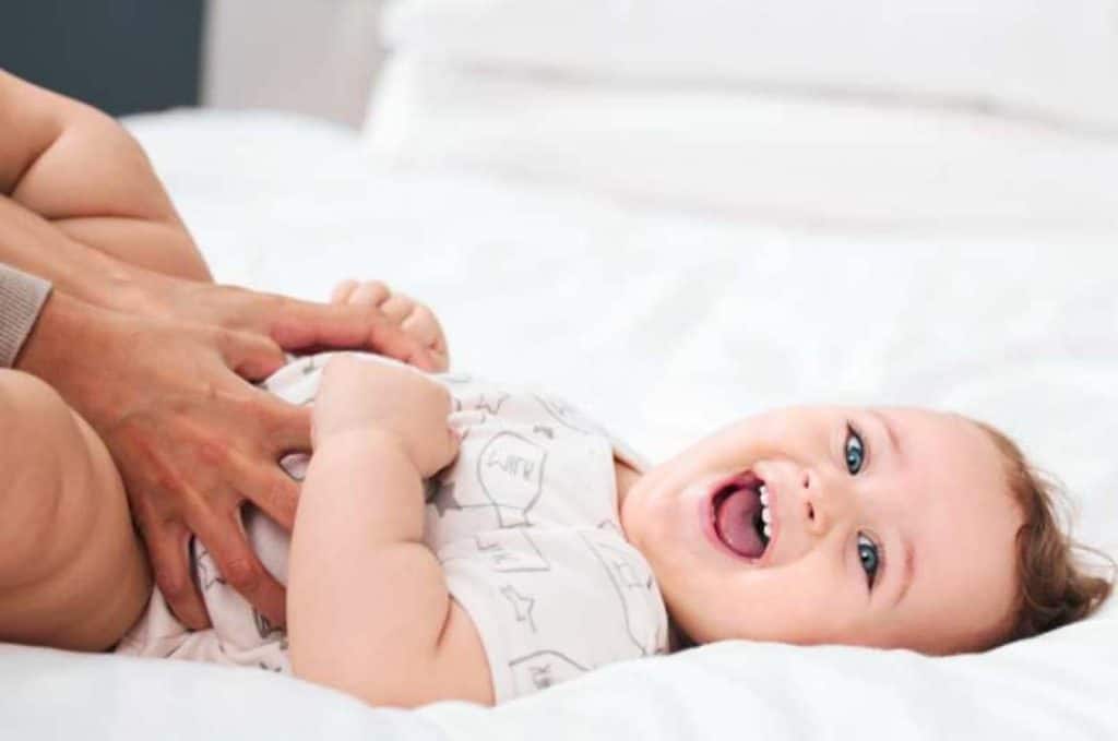 Les avantages et inconvénients de chatouiller bébé
