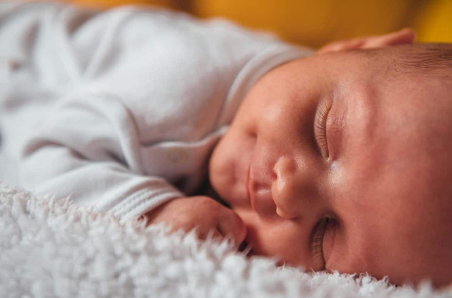 pourquoi mon bébé sourit en dormant ?
