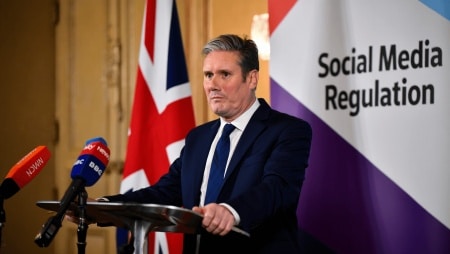 "La prochaine génération ne nous pardonnerait pas si nous n'agissons pas maintenant": le Premier ministre anglais annonce son intention de légiférer contre les "algorithmes addictifs" des réseaux sociaux.