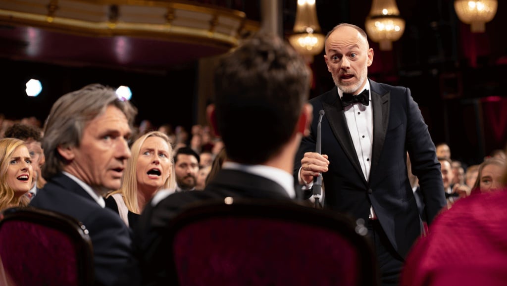 Baftas : la BBC et Alan Cumming sous le feu des critiques après propos entendus en salle Aux BAFTAs, la BBC et Alan Cumming s’excusent plusieurs fois après des insultes « offensantes » lancées dans la salle