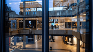 Centre commercial futuriste parisien désert: 31 commerces ouverts, aucun client en 2026 En 2026, ce centre commercial futuriste de Paris reste désespérément vide malgré ses 31 boutiques ouvertes