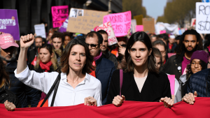 Droits des femmes : Gisèle Pelicot et sa fille, Caroline Darian, défilent côte à côte dans le cortège à Paris