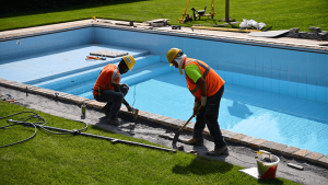 pose de margelles de piscine, terrasse en grès cérame