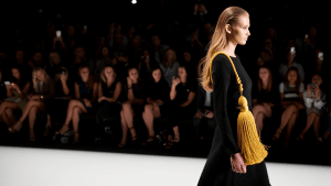 Mode: un symbole de prestige renaît sur les podiums, de Marie-Antoinette à 2026 De Marie-Antoinette aux défilés de 2026, les marques de mode relancent ce symbole de prestige cette saison