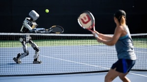 Robot chinois capable de jouer au tennis: pas encore Grand Chelem, le parkour promet "De la simple imitation à une interaction sportive intelligente", un robot chinois a appris à jouer au tennis, une première, le Grand Chelem n’est pas pour demain mais le parkour peut-être