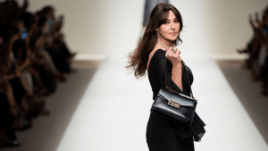 Sac Fendi 4 200 € : Monica Bellucci propulse le modèle au sommet Ce sac Fendi à 4 200 euros aperçu au bras de Monica Bellucci attire tous les regards cette saison