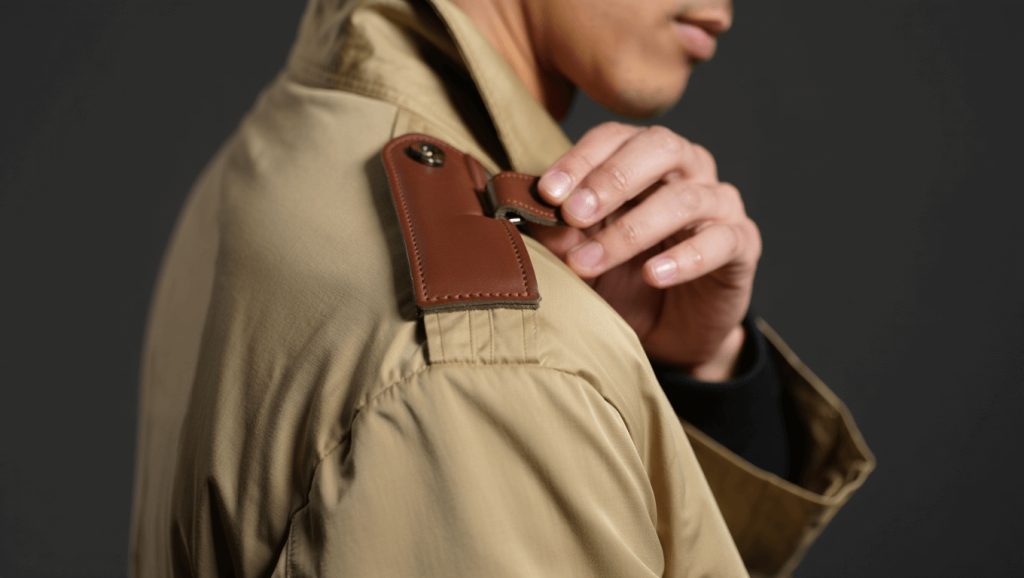 Ce petit détail sur l'épaule de votre trench a une utilité incroyable - les soldats l'utilisaient déjà pendant la première guerre mondiale