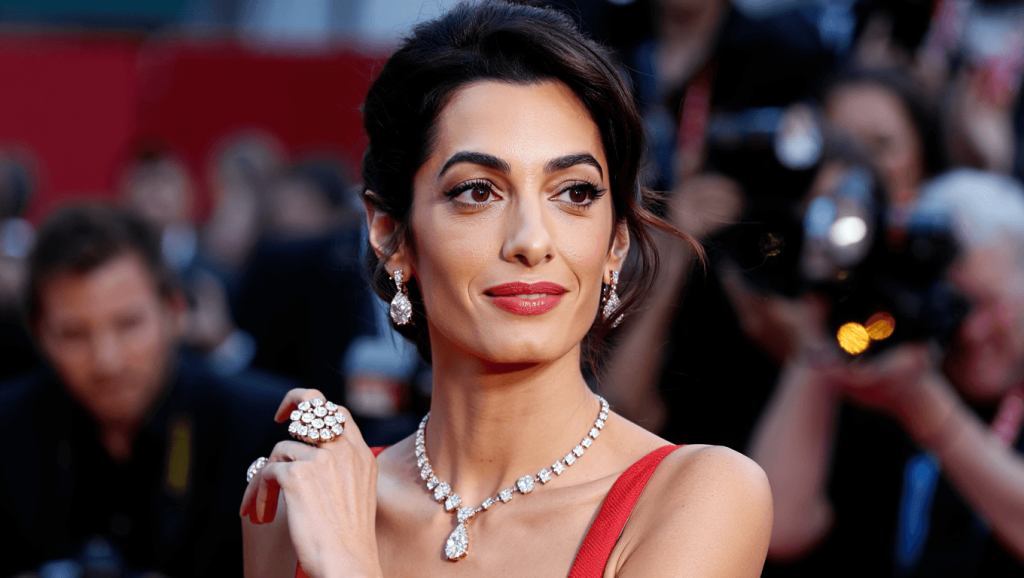 Amal Clooney bijoux Cartier 165 600 € : parure somptueuse qui capte tous les regards Amal Clooney vole la vedette à son mari avec ses bijoux Cartier à 165 600 €
