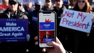 L’application officielle de la Maison Blanche est un outil à la gloire de Donald Trump, elle permet aussi de dénoncer des personnes à la police de l’immigration et traque ses utilisateurs en permanence