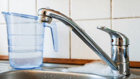 Lutter contre le calcaire à la maison : solutions efficaces en Alsace