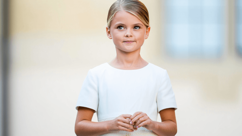 Estelle de Suède: bijou d’anniversaire relance les spéculations sur son avenir Pour ses 14 ans, Estelle de Suède dévoile un bijou symbolique qui en dit long sur son avenir