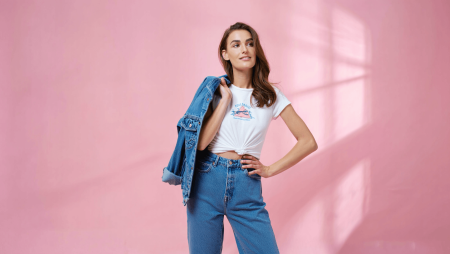 Jean mom : quel outfit avec ce denim à taille haute ?