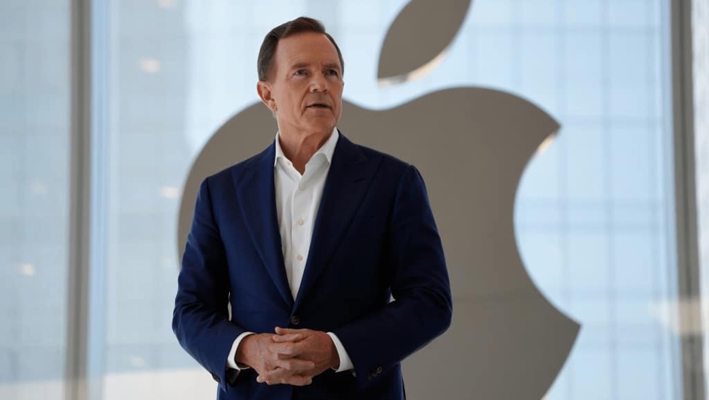 Ingénieur de formation, pionnier de l'entreprise, ancien nageur… Qui est John Ternus, le successeur de Tim Cook à la tête d'Apple?