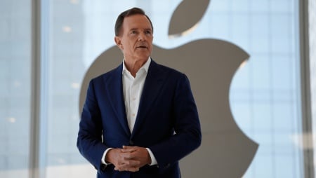 Ingénieur de formation, pionnier de l'entreprise, ancien nageur… Qui est John Ternus, le successeur de Tim Cook à la tête d'Apple?