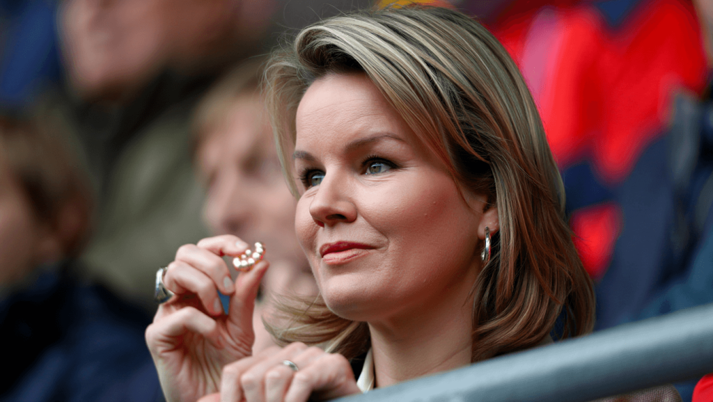 Mathilde de Belgique adopte des boucles Sézane à 25 € : petit prix, grand effet À 25 €, les boucles d'oreilles Sézane que Mathilde de Belgique ne quitte plus défient les tendances