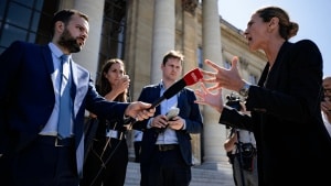 "Il faut siffler la fin de la récré": face au "pillage" des contenus culturels, le Sénat adopte un texte pour obliger les entreprises d'IA à payer les ayants droit