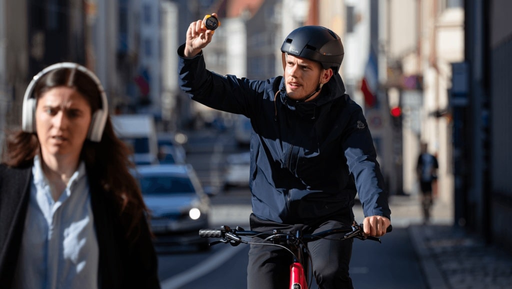Skoda dévoile une sonnette vélo audible malgré les casques anti-bruit Skoda a développé une sonnette "vélorutionnaire": pour la sécurité de tous, elle émet un son que même les casques à réduction de bruit ne peuvent pas annuler