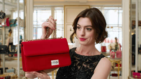 Adieu Prada, Anne Hathaway surprend avec ce sac à 110 € pour la promo de son nouveau film