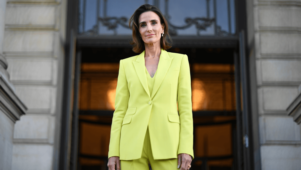 Audrey Crespo-Mara, 49 ans, impose la couleur de tailleur à adopter ce printemps À 49 ans, Audrey Crespo-Mara ose une couleur de tailleur qui change tout ce printemps