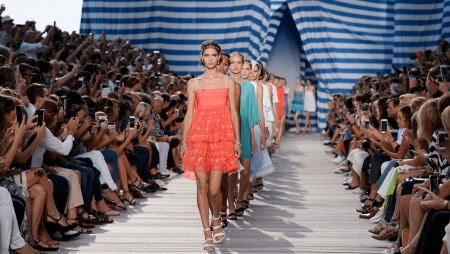 Chanel a poussé loin, très loin le concept des sandales pour son défilé à Biarritz