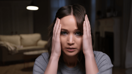 Dans « Die My Love », Jennifer Lawrence est magistrale, mais on a failli sortir avant la fin