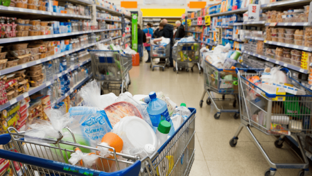 Bouteilles, emballages... le plastique reste "omniprésent" en grandes surfaces