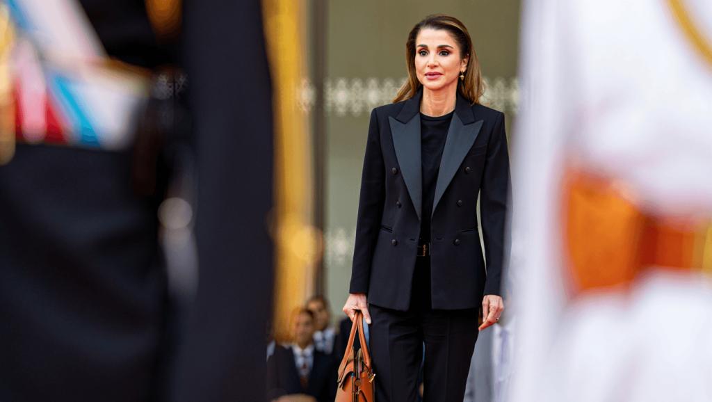 Rania de Jordanie, sac français 250 €: retour surprise qui redéfinit le chic Après deux mois d'absence, Rania de Jordanie revient avec ce sac français à 250 euros qui bouscule les codes du chic