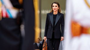 Après deux mois d'absence, Rania de Jordanie revient avec ce sac français à 250 euros qui bouscule les codes du chic