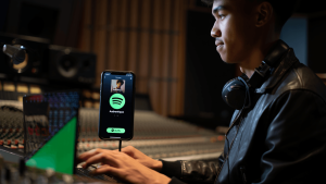 Face à la prolifération de l'IA sur sa plateforme, Spotify lance un label "vérifié" pour les artistes humains