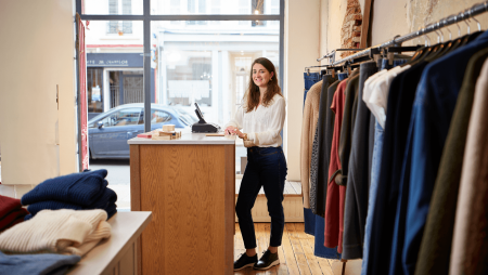 Un appartement transformé en boutique de vêtements