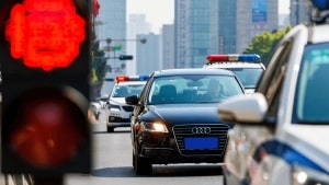 Flashs permanents, permis spécial et feux verts connectés : on a conduit en Chine !