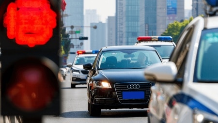 Flashs permanents, permis spécial et feux verts connectés : on a conduit en Chine !