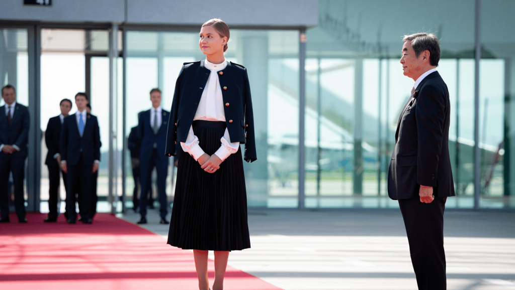 Elisabeth de Belgique: tenue française qui fait sensation pour sa première mission diplomatique Pour son premier engagement diplomatique, Elisabeth de Belgique mise sur une tenue française très remarquée