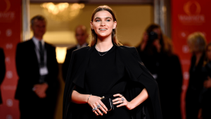 Lola Dewaere transforme une tenue noire toute simple en look stylé grâce à une technique redoutable