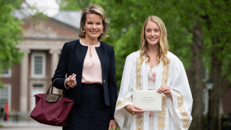Pour ce moment important avec sa fille, Mathilde de Belgique opte pour une pièce Longchamp à moins de 200 €