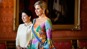 Maxima des Pays-Bas fait de l'ombre à l'impératrice japonaise avec sa robe spectaculaire peinte à la main