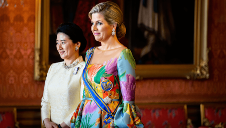 Maxima des Pays-Bas fait de l'ombre à l'impératrice japonaise avec sa robe spectaculaire peinte à la main
