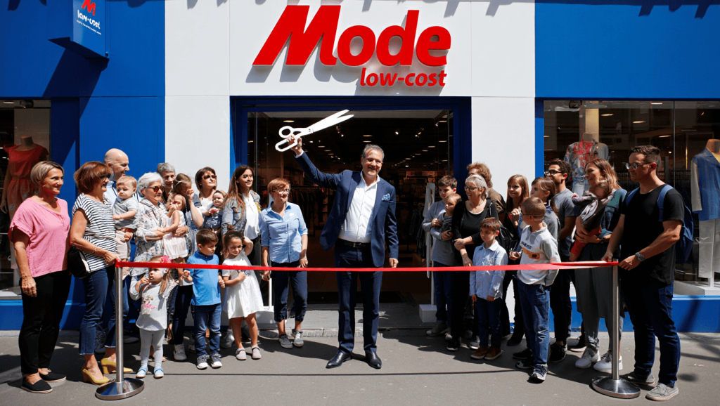 Mode low-cost: une grande enseigne ouvre enfin ses portes en France Après des mois de rumeurs, cette marque de vêtements à petits prix débarque enfin en France