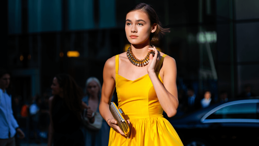Accessoire mode révolutionnaire : faites basculer vos tenues d’été en tenues de soirée C'est l'accessoire mode qui transforme n'importe quelle tenue d'été en look de soirée