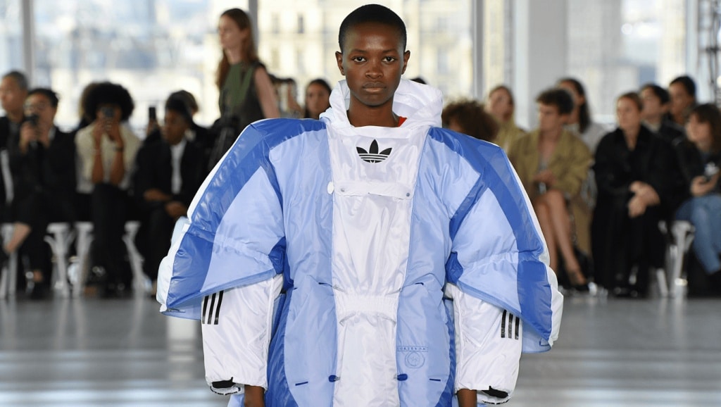 Adidas surprend avec des tenues gonflables qui refroidissent l’été Adidas dégaine une collection de vêtements gonflables à air conditionné à point nommé
