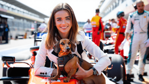 Alexandra Leclerc s’affiche en duo stylé avec son chien: le look commun séduit la toile Alexandra Leclerc a assorti son look à celui de... son chien ! Et c'est adorable