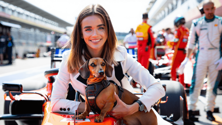 Alexandra Leclerc a assorti son look à celui de... son chien ! Et c'est adorable