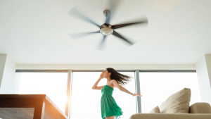 Canicule : comment un ventilateur de plafond rafraîchit vraiment votre intérieur Ventilateur plafonnier contre la canicule : intérieur au frais