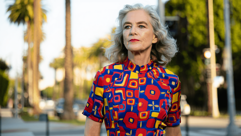 Isabelle Huppert change de registre: une robe estivale surprenante remplace les fleurs Fini la robe à fleurs gnan-gnan, Isabelle Huppert adopte cette version inattendue avant l'été