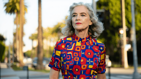 Fini la robe à fleurs gnan-gnan, Isabelle Huppert adopte cette version inattendue avant l'été