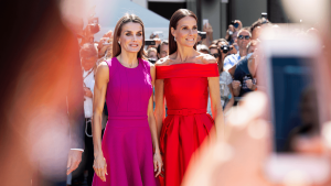 Letizia d'Espagne rayonne en robe fuchsia et espadrilles compensées, Charlene de Monaco fait sensation dans une robe rouge